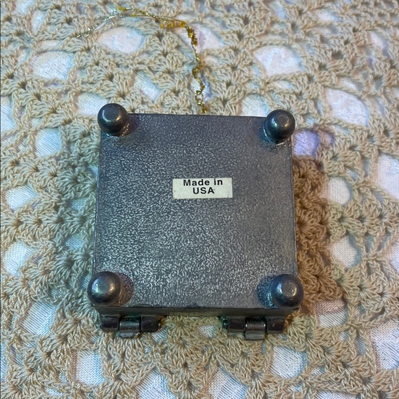 Vintage “My Lips are sealed” Silver & Red Lip-Shaped trinket box. - Picture 4 of 4